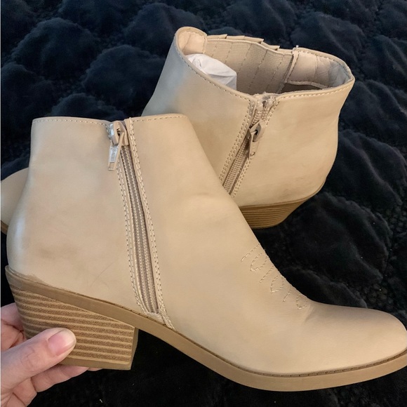 Frye and Co Women’s Jude Western Stacked Heel Booties in Camel - Picture 2 of 5